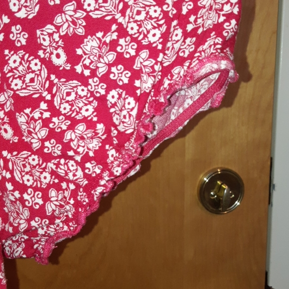 Red and white floral round neck tshirt 💜$12 - Picture 4 of 4